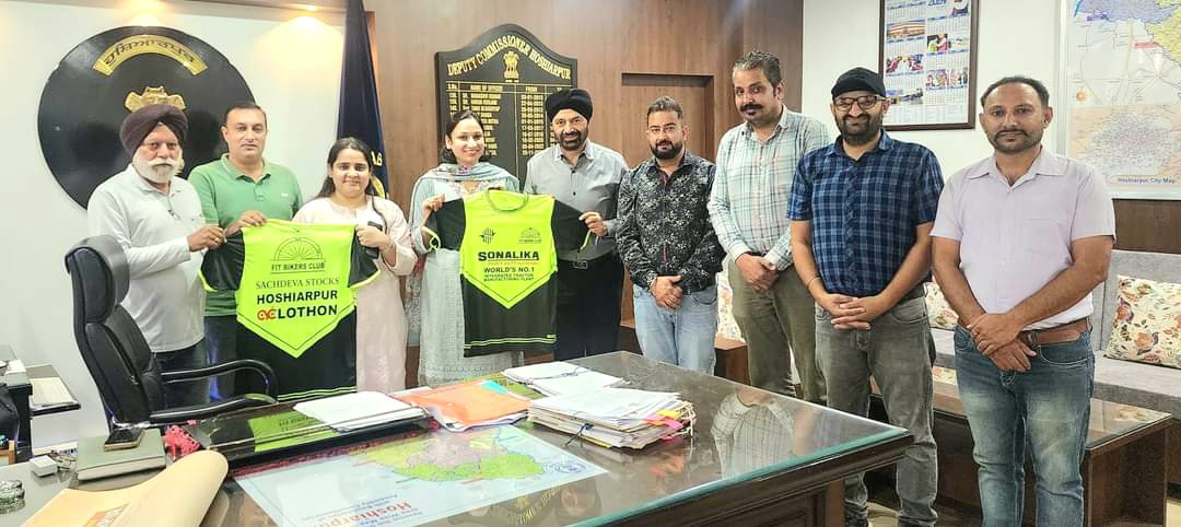 T-shirt presented to Deputy Commissioner by Sachdeva Stocks Cyclothon, Club